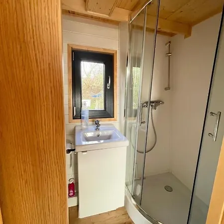 Romantic Tiny House With Private Jacuzzi And Garden Between Amsterdam Haarlem And Schiphol Airport